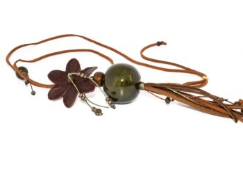 χειροποίητο κολιέ δερμάτινο λουλούδι